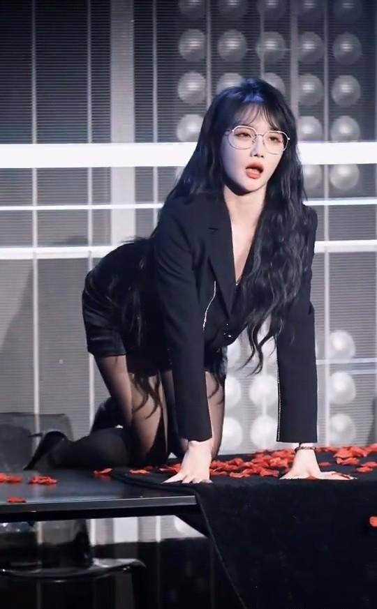 许杨玉琢黑丝美腿诱人又性感,吸引众人目光!_丝袜_黑色_魅力