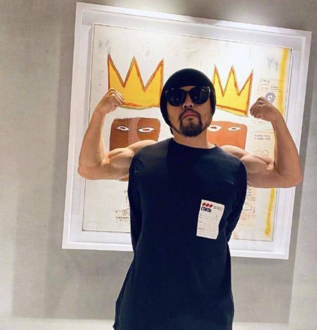 周杰伦化身心机boy,与刘耕宏拍照却借位秀肌肉以假乱真 网友:幼稚鬼