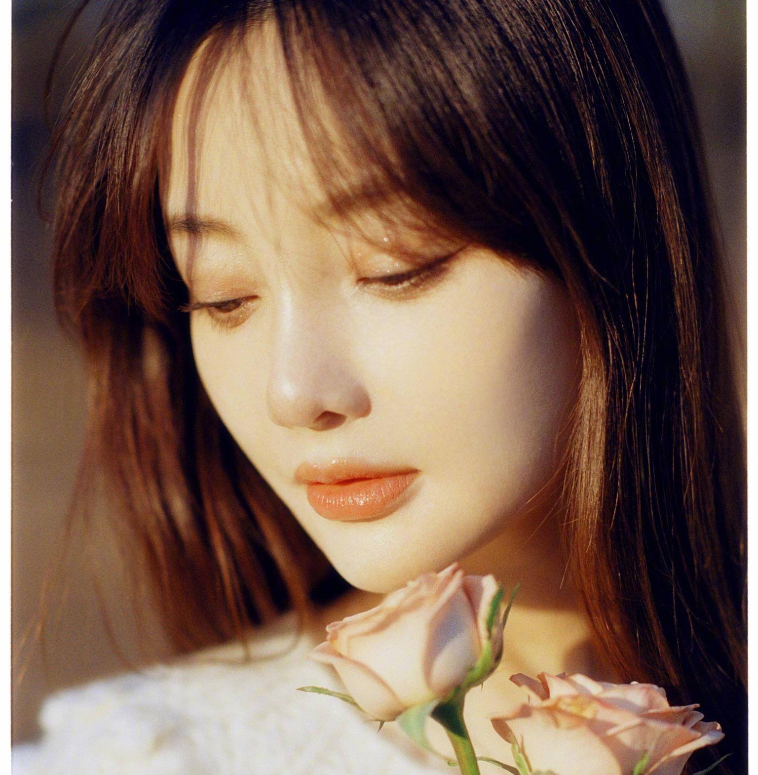 李小璐被拍似与一嘻哈歌手外出看电影,现在神秘男子松口回应了_贾乃亮