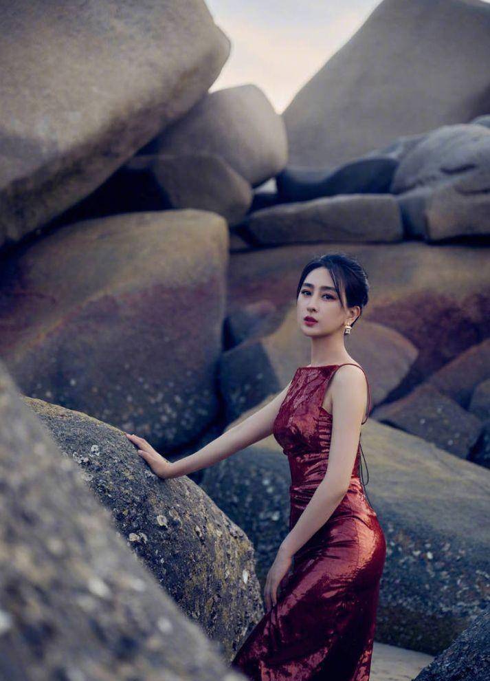 马苏身穿红色开衩连衣裙,双腿曲线优美,秀出迷人双腿_魅力_照片_气质