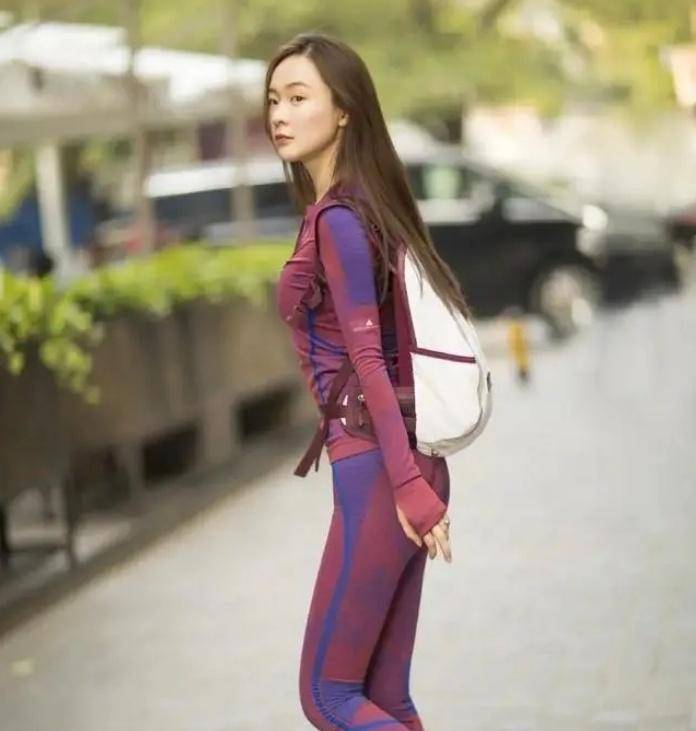 霍思燕不愧是"洒脱女神",身穿紫色紧身衣展现完美事业线!