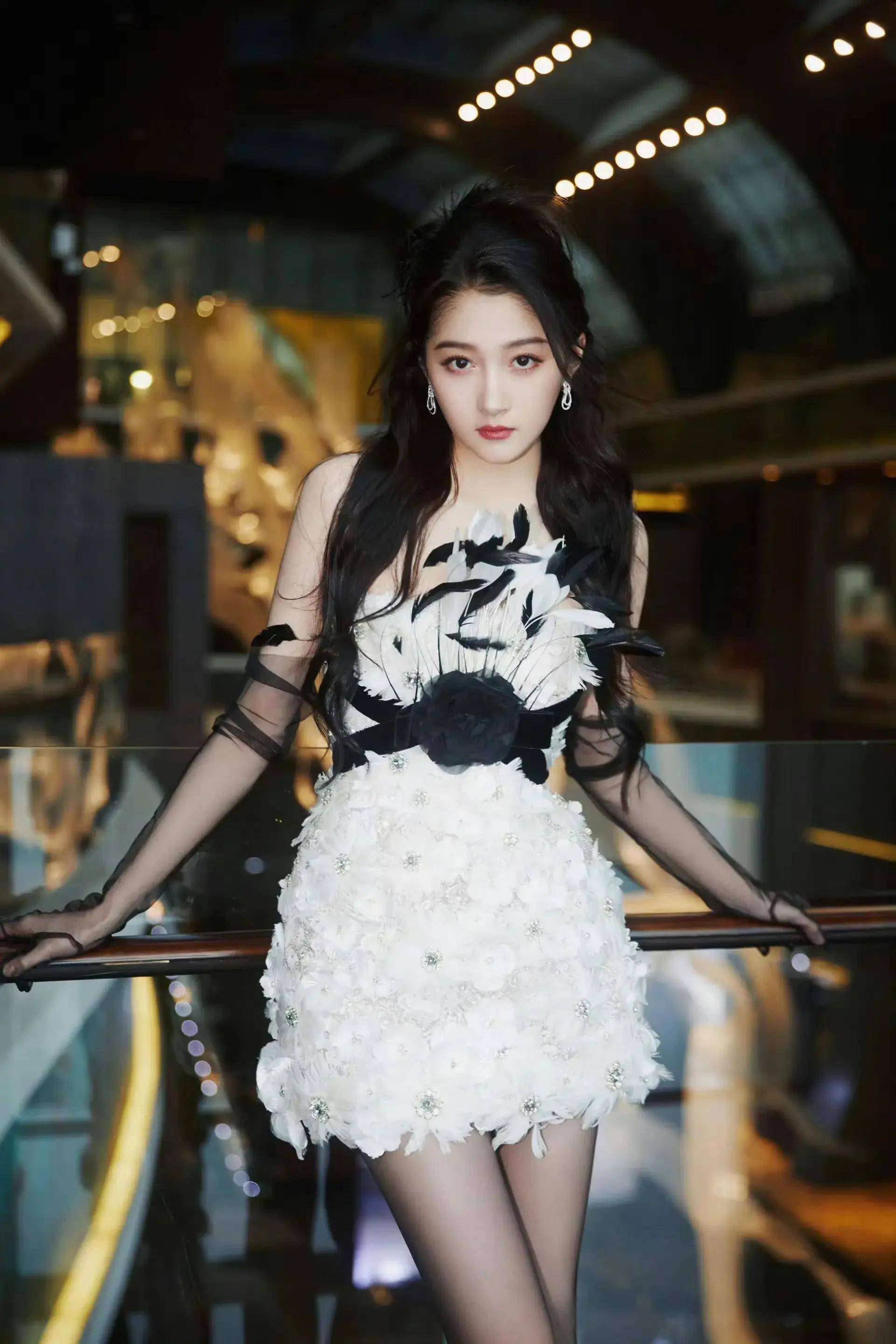 关晓彤羽毛裙配黑丝如同暗夜黑天鹅 长腿吸睛 性感又妩媚_白色_花卉