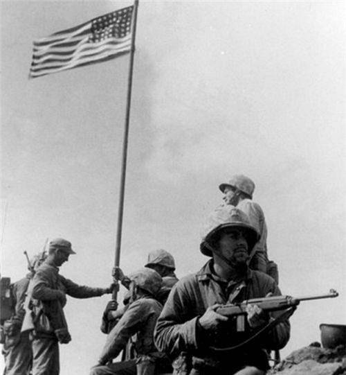 二战著名插旗照的诅咒:六个插旗美军中有三个战死,一个冻死街头_约翰