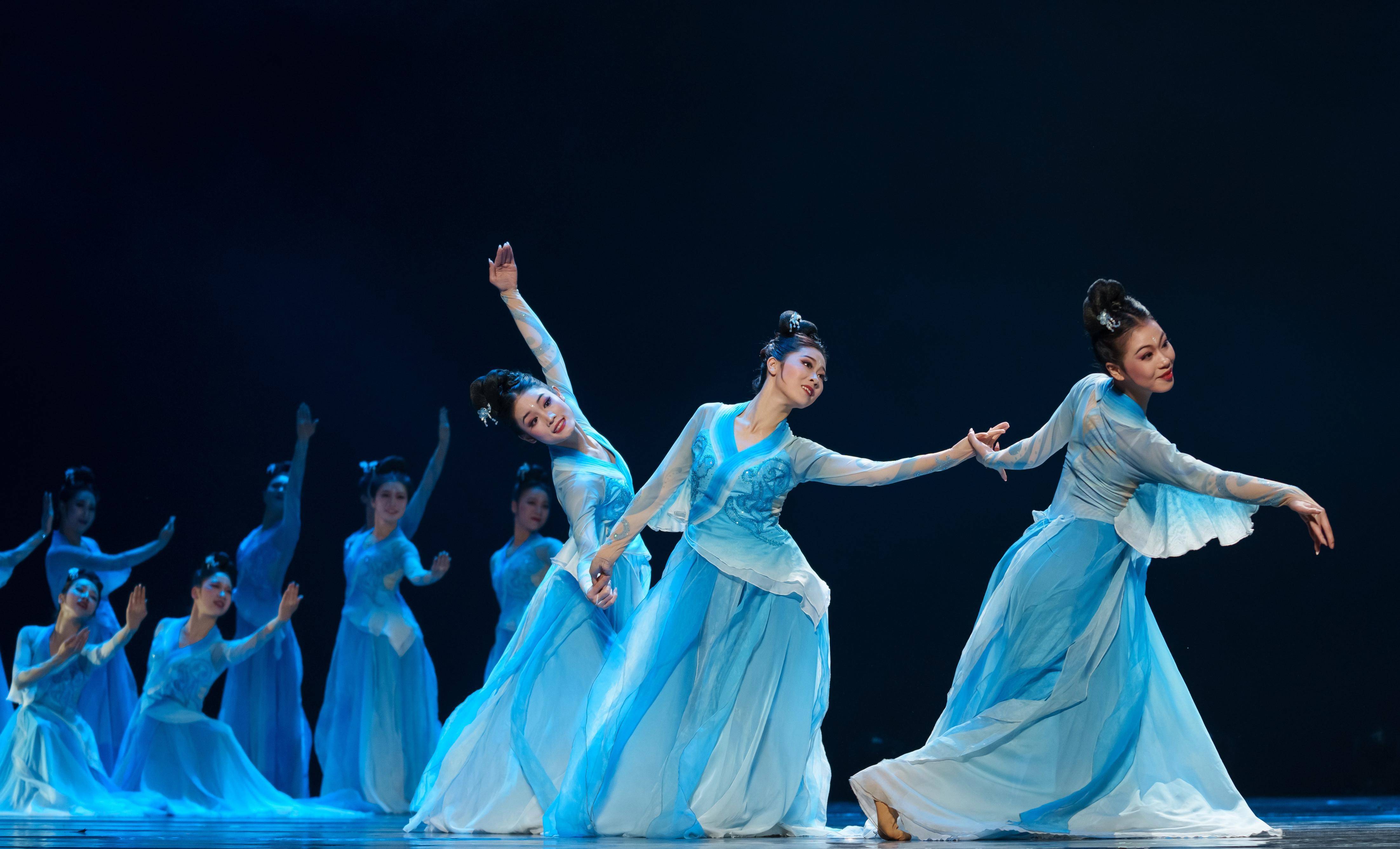 舞蹈服装中的现代元素为舞蹈增添了哪些审美价值?_动作_裙子_表演