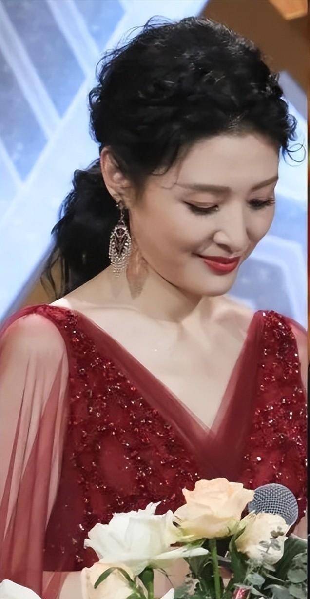 央视最美主持人周涛,54岁依然美丽如少女,岁月不曾失去美丽_印花_魅力