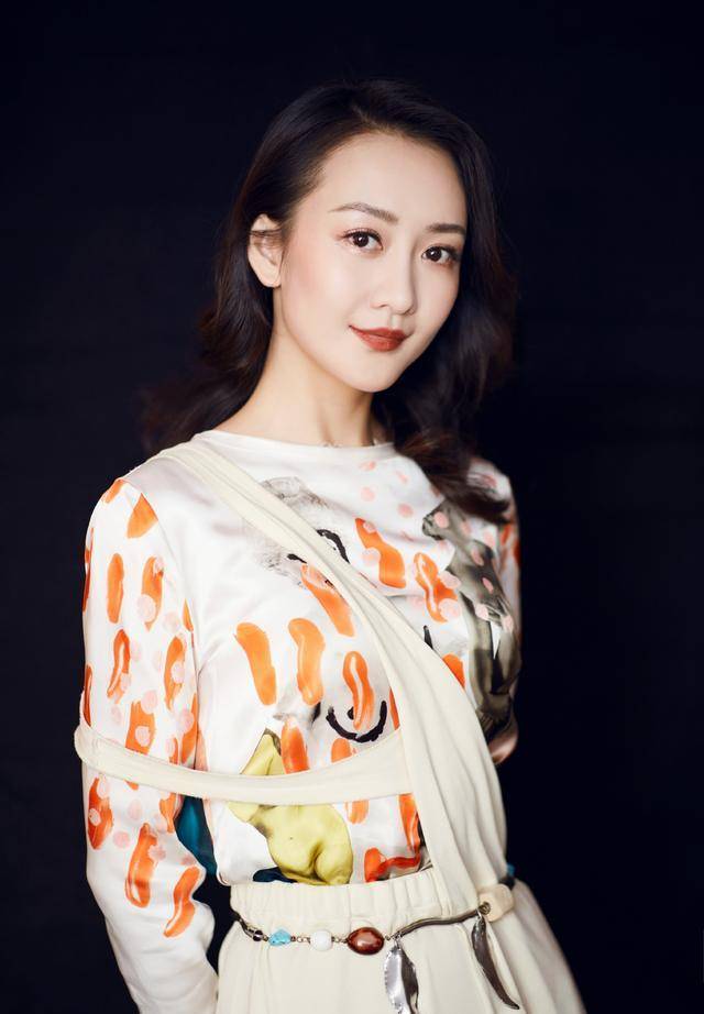 王鸥好会穿衣搭配,大波浪卷发造型搭配白色半身裙,女人味十足_发型