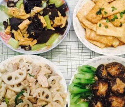 每月给婆婆2000元，她还一直哭穷，看了她的饭菜我懂：也太奢侈了(图3)