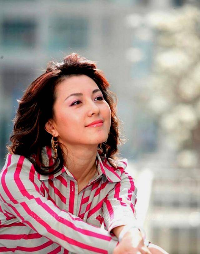 如今46岁的梦桐活成这样:曾因没钱买服装遭嘲讽,在