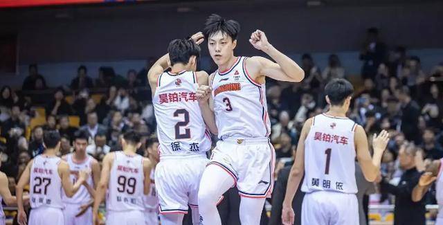 广东宏远男篮最近四场比赛输了三场.粉丝为什么不叫杜峰去上课?