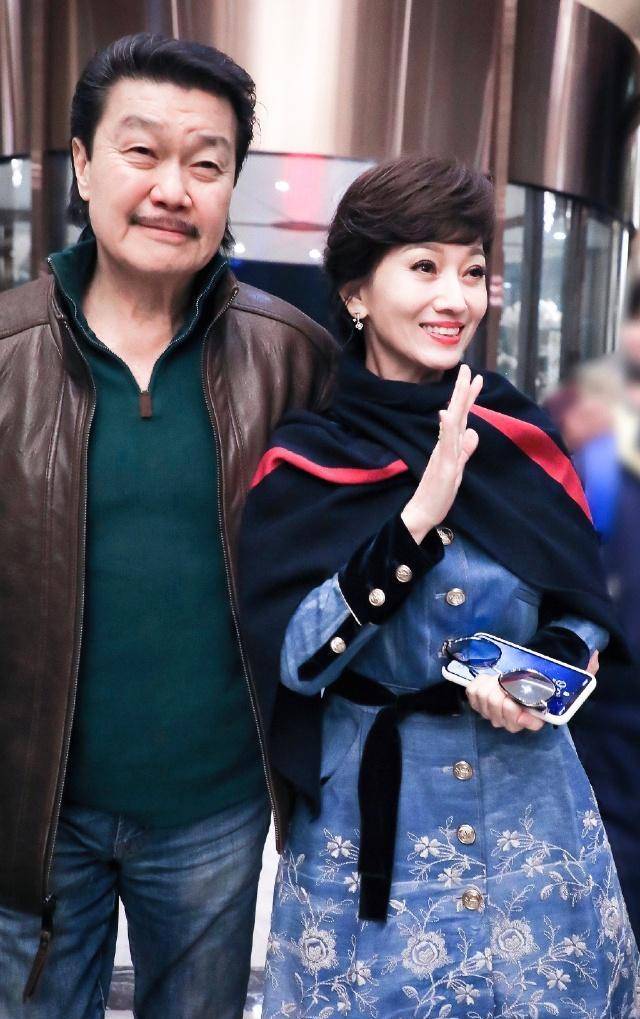 赵雅芝又穿大衣走机场,1万8墨镜遮不住脸上皱纹,奶奶也不年轻了