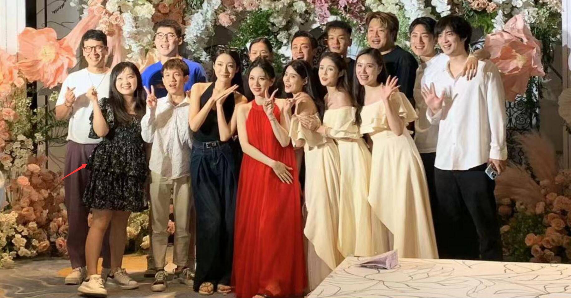 24岁林妙可参加婚礼,被指打扮土气,无滤镜照身材太胖吓坏网友_照片