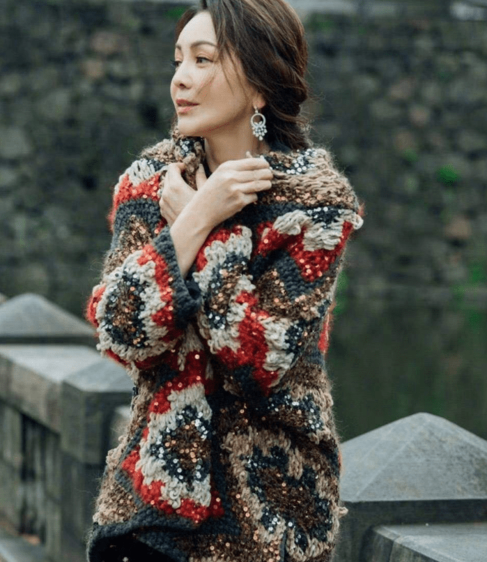 "雪姨"王琳节目中下跪磕头,何洁吓到变形,黄奕叶璇表情耐人寻味_网友