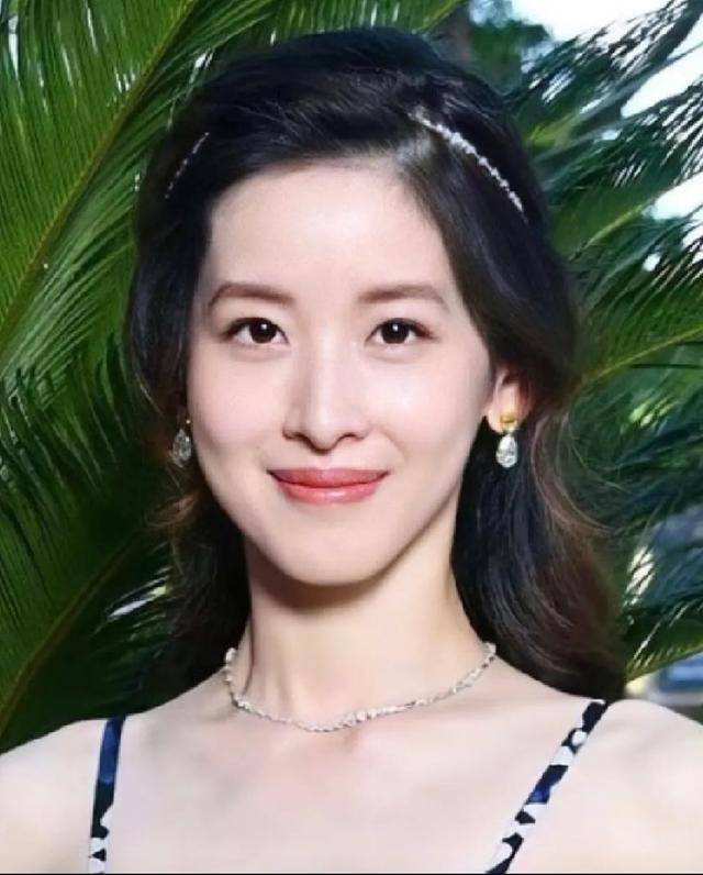 "奶茶妹妹"章泽天:女性首先要有自己独立的思想_女人_时尚_身价