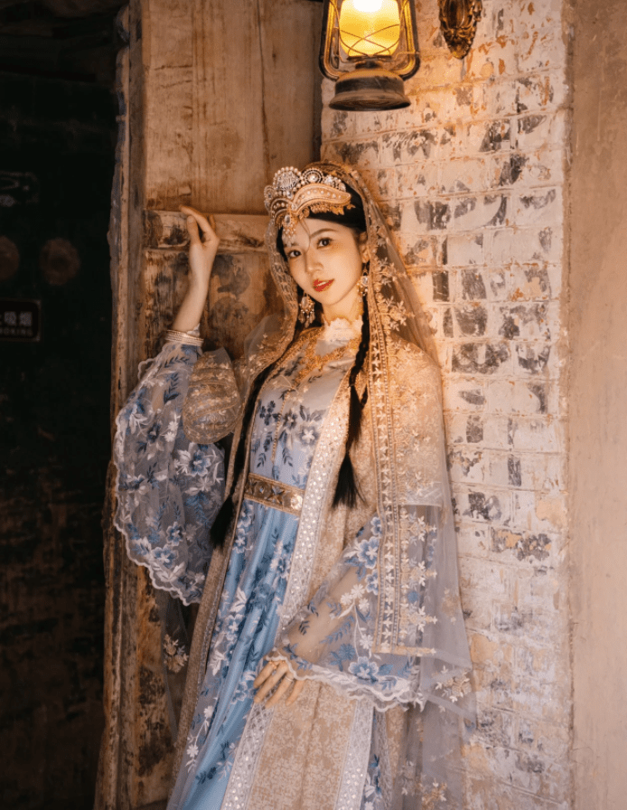 喀什古城,维吾尔族姑娘的美丽风景线_历史_文化_生活