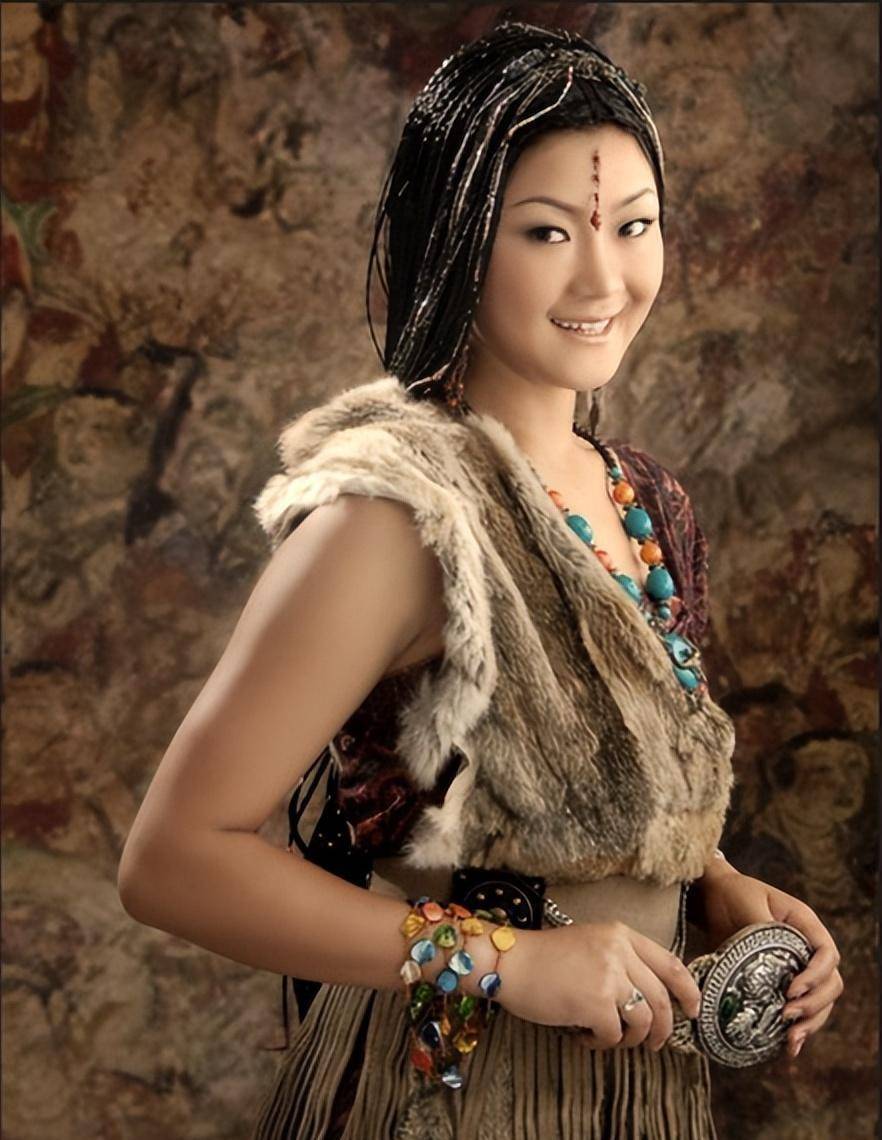 藏族歌手降央卓玛:从环卫工到明星,曾遭刀郎索赔25万,现状如何_小时候