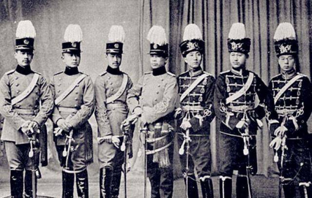 的命运,他去参了军,之后又托人找到袁甲三(袁世凯的叔祖父)的把兄弟