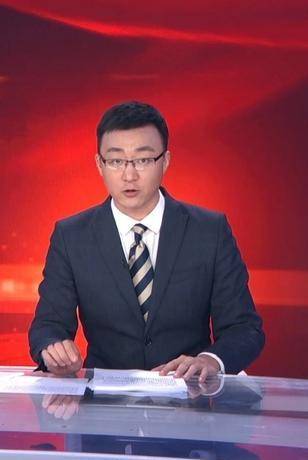 主持人苗凯:风光背后有泪水,弟弟为他辍学,女友助他走上播音路_父母