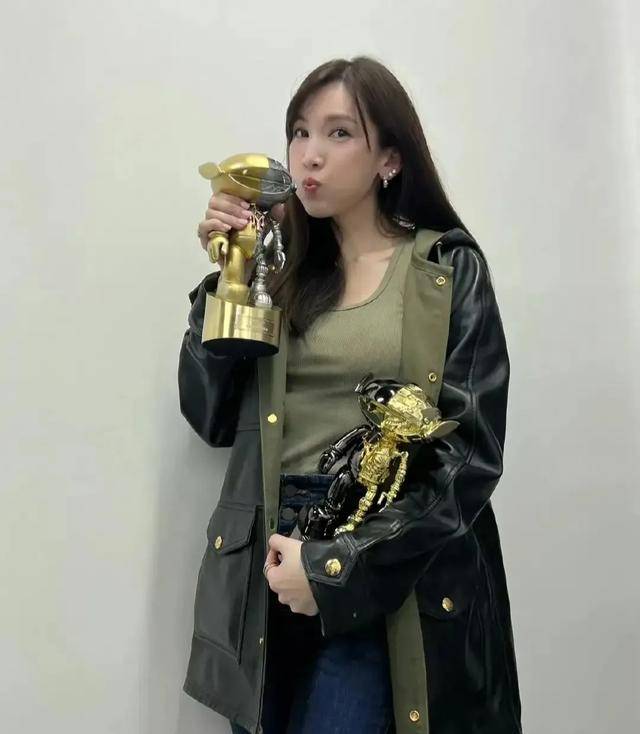 陈若仪被吐槽跟林志颖不熟,夫妻合影很生疏,丈夫在人前不顾妻子_和林