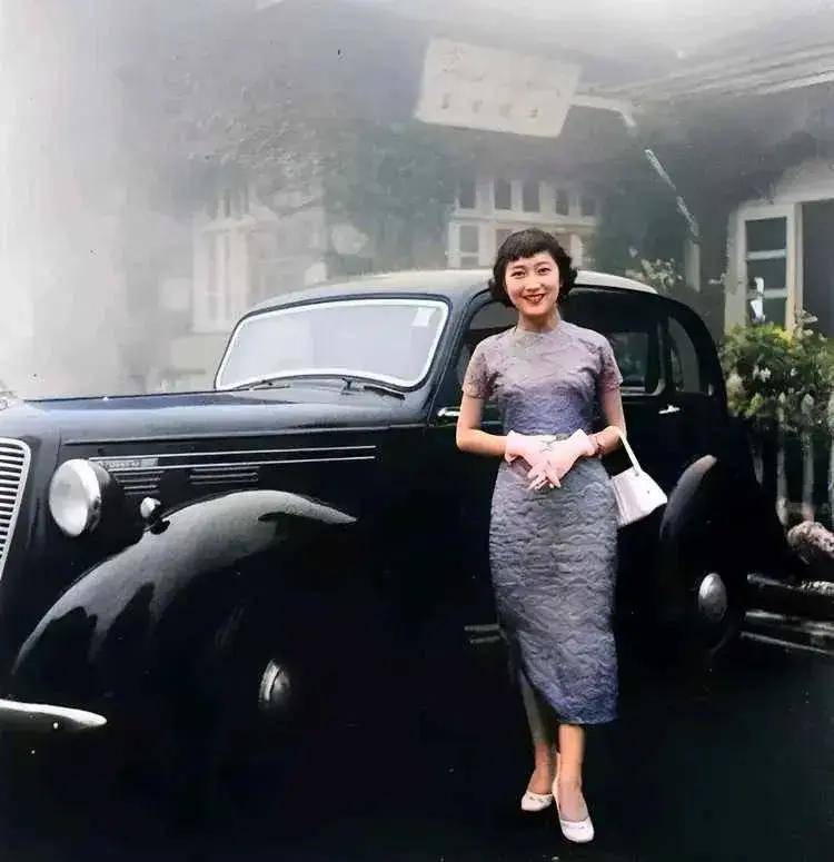 民国时期,一位富太太提新车的照片,身着一袭精致的旗袍满脸笑容