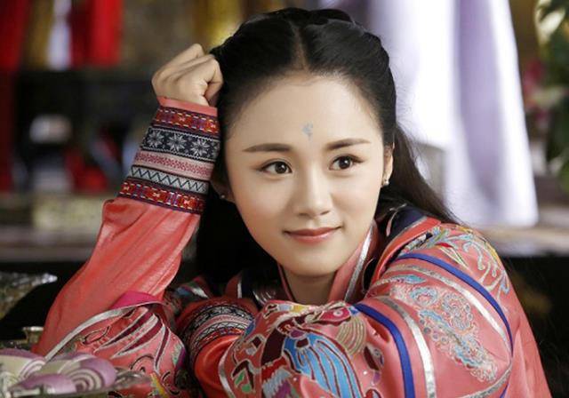 接下来要说的就是安悦溪了,相信我们认识她,是在《花千骨》里的糖宝吧