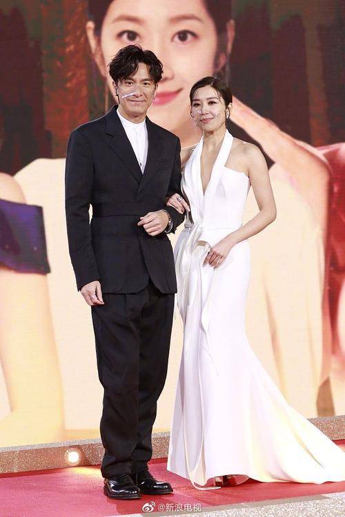 tvb颁奖盛典:汤洛雯又纯又欲,陈自瑶秀美背,艺人东西成焦点_长裙_穿着