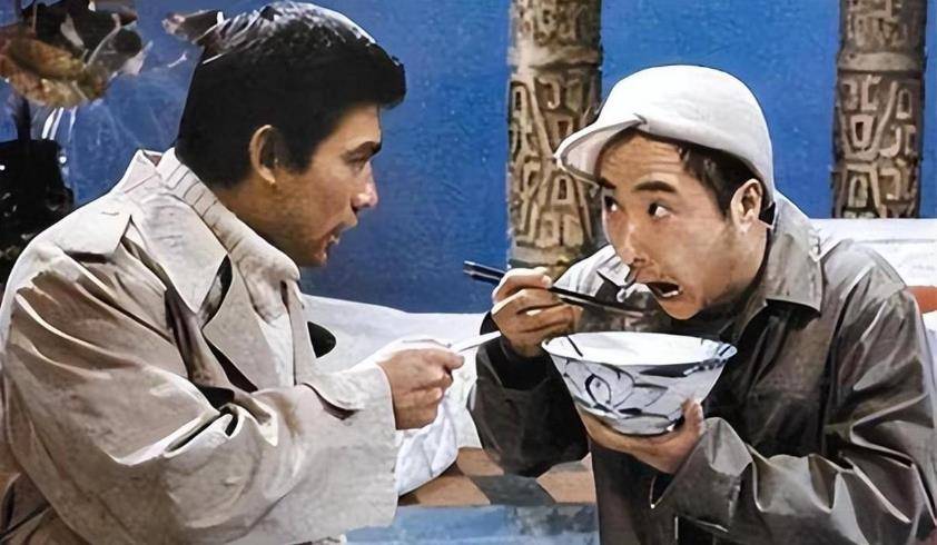 他曾多次以《胡椒面》,《警察与小偷,《大变活人》等小品出现在央视