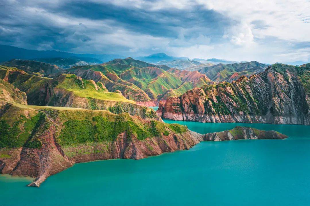 rec肯斯瓦特湖距离玛纳斯县城60多公里,一泓碧水存在于高山之上,又有