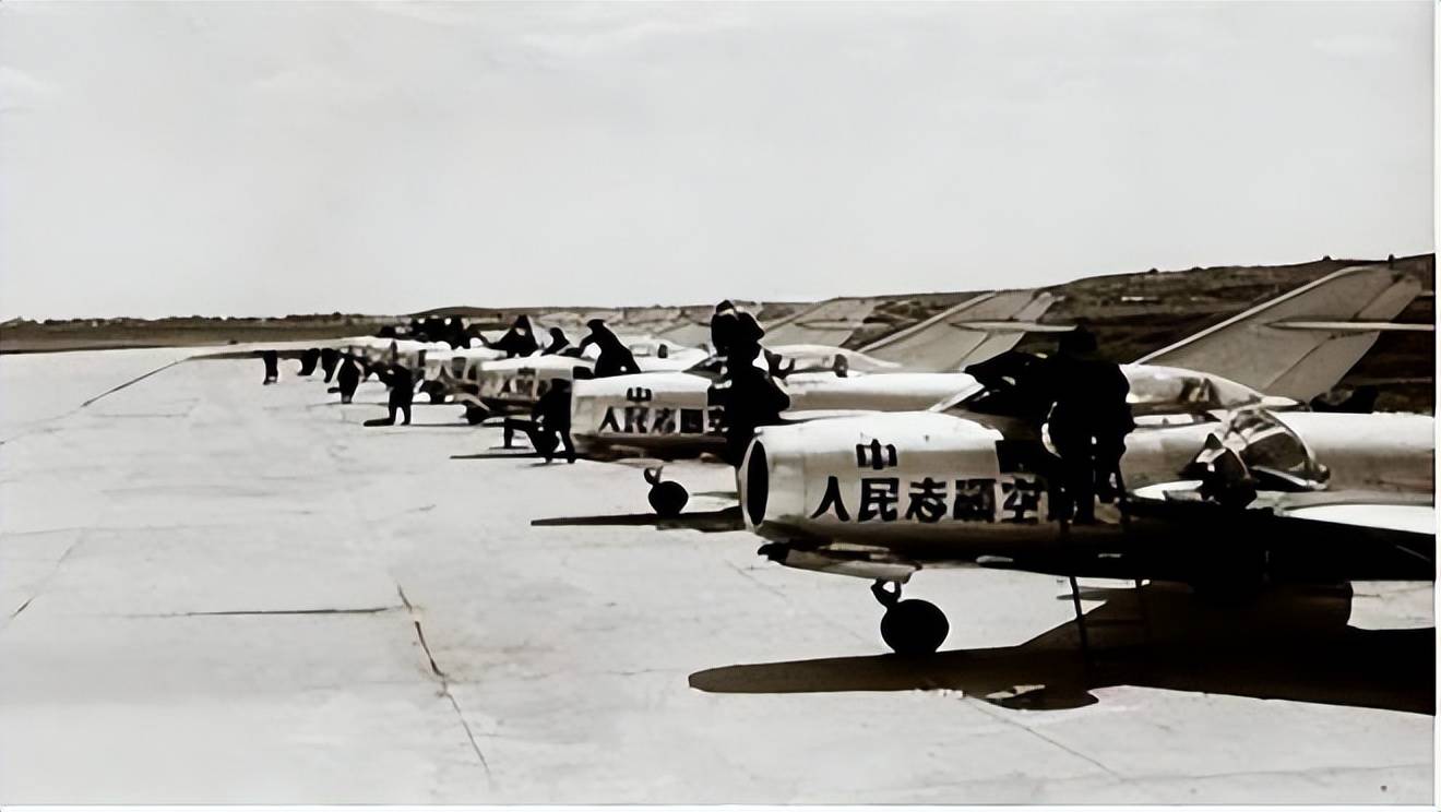 中国人民志愿军空军参加抗美援朝战争后,装备从苏联引进米格-15,米格