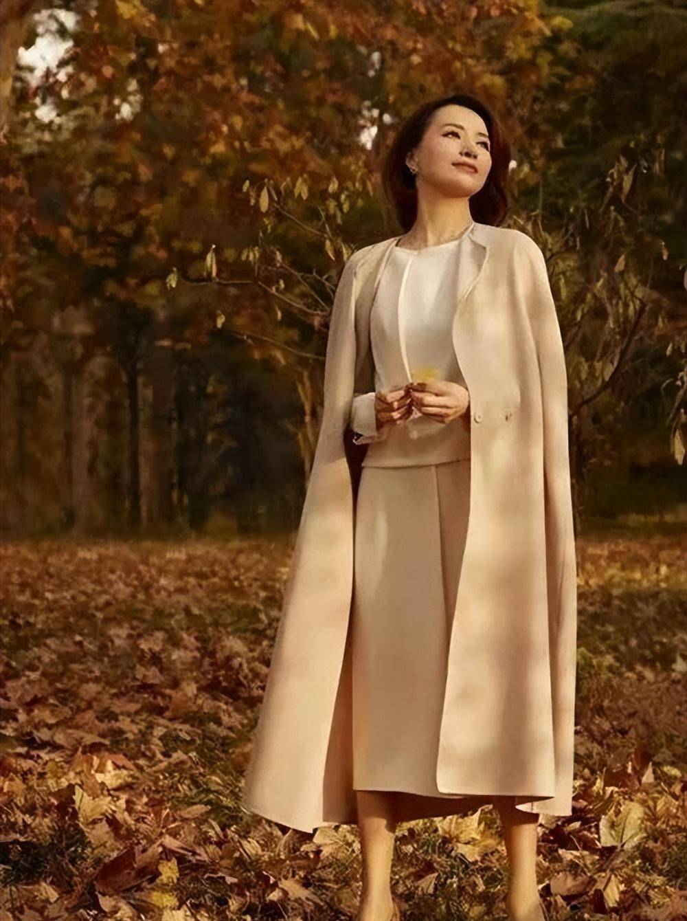 董卿与蔡依林同框,49岁的她气质优雅美艳,42岁的她显得土气无光_黑色