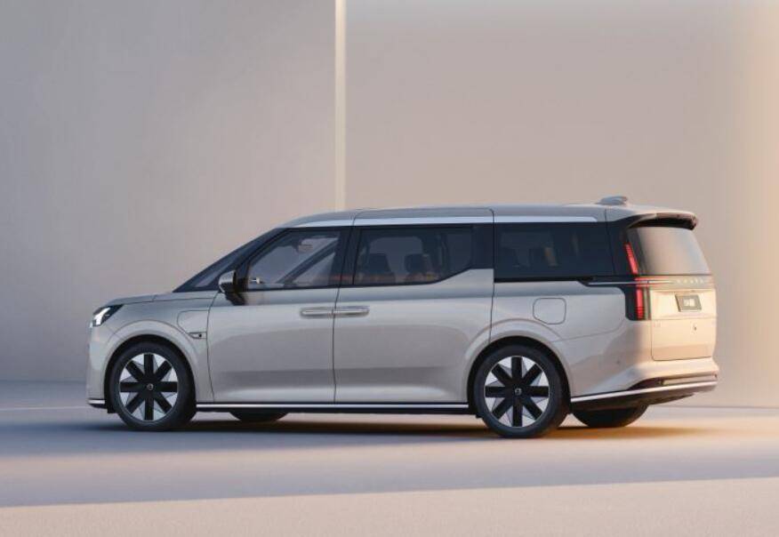 豪华移动客厅!续航738km,沃尔沃纯电mpv em90售81.
