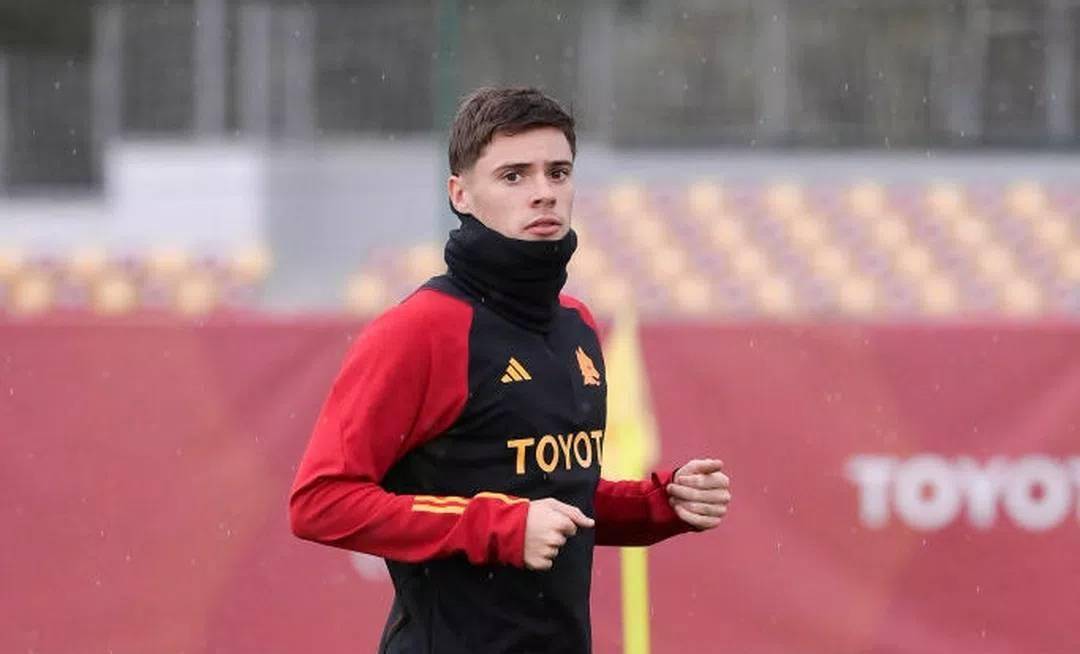 罗马队长佩莱格里尼,斯皮纳佐拉回归罗马队训练,只剩斯莫林缺席_比赛