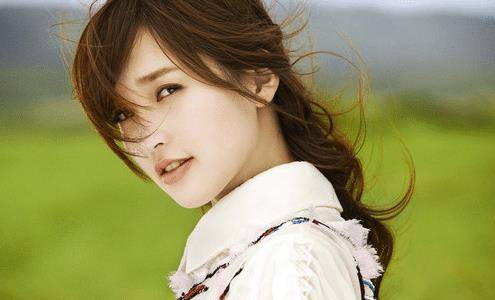 其实金莎的长相算是可以的,而且她还曾经是周杰伦的小师妹,又与胡歌飙