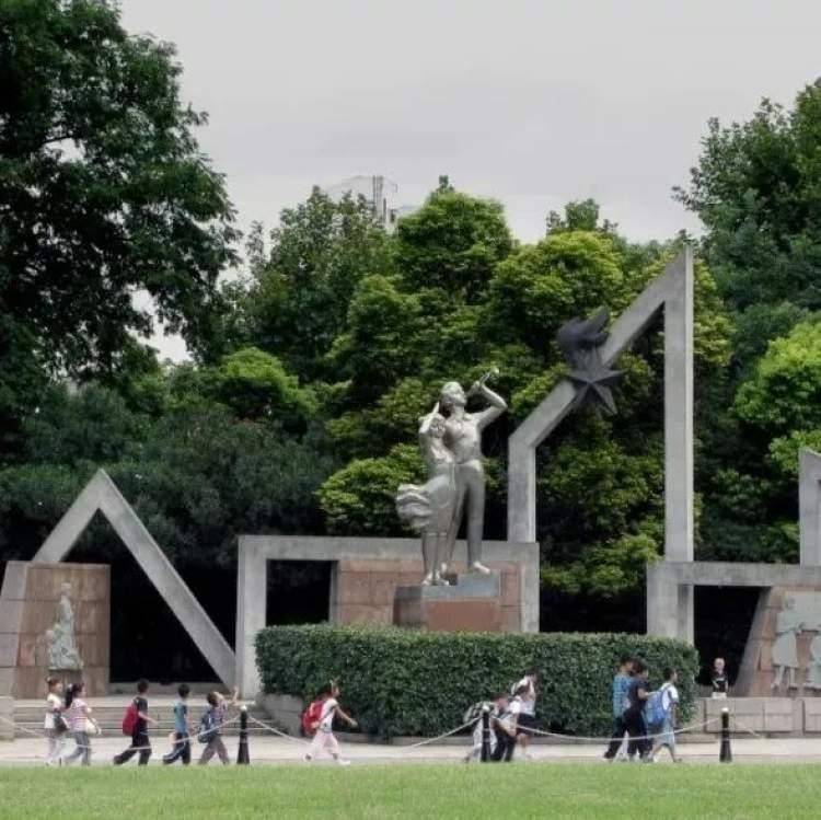 长风公园是普陀区区域内最大的区级公园,园景以湖水为主,山水结合.