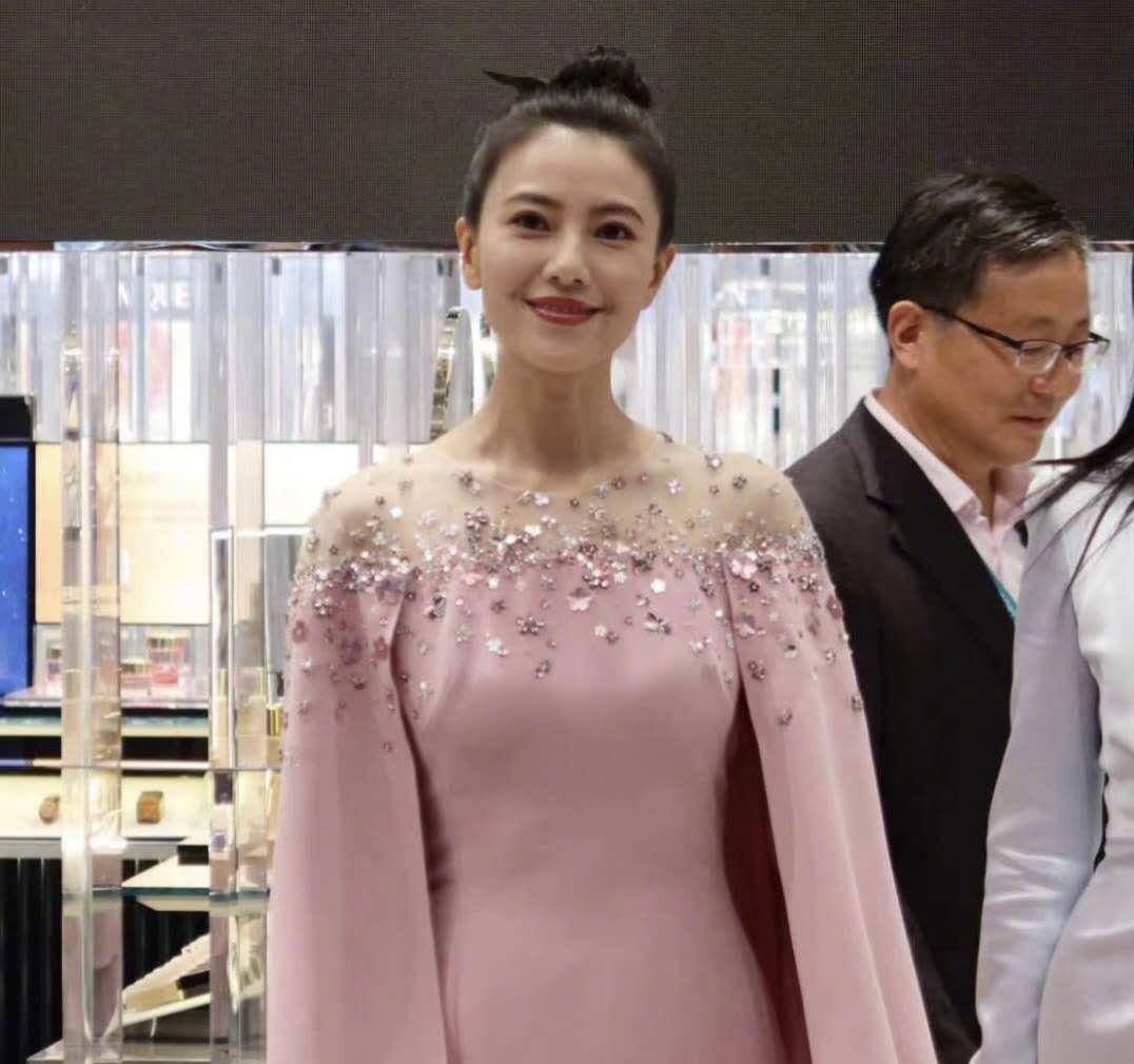 结合他的年龄,高圆圆似乎很有感觉,即使是生的时候也能打得很好.