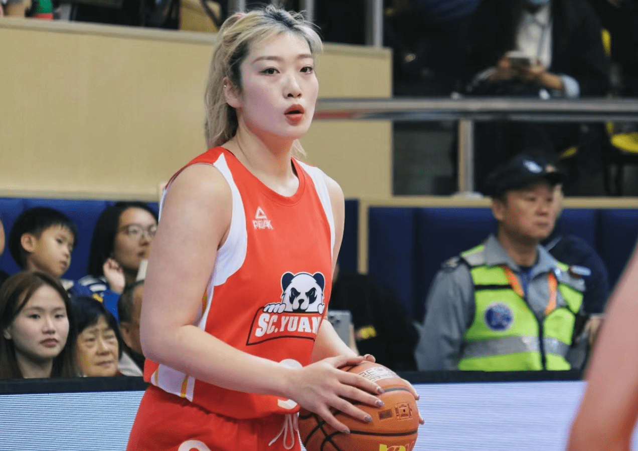 李梦被外援肘击倒地捂脸怒了 连续单挑得手回应_比赛_wcba_1