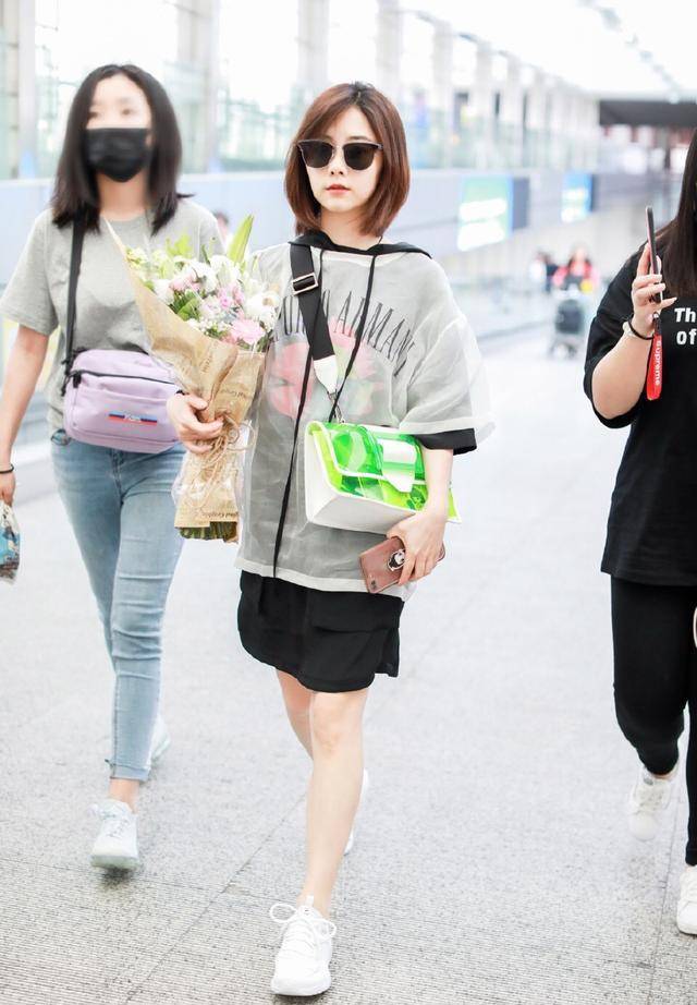 谭松韵波波头造型真减龄!