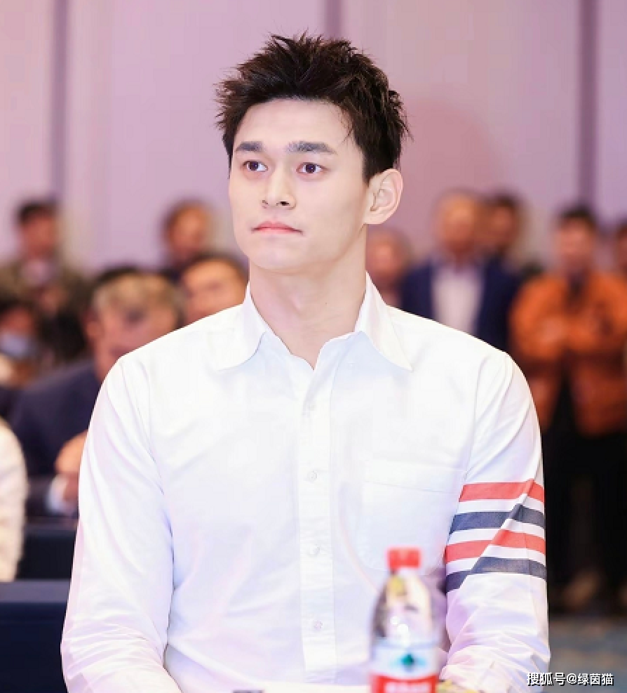 孙杨亮相红毯!坦言坚持训练,不会放弃游泳,联手男歌手献唱_活动_生活_