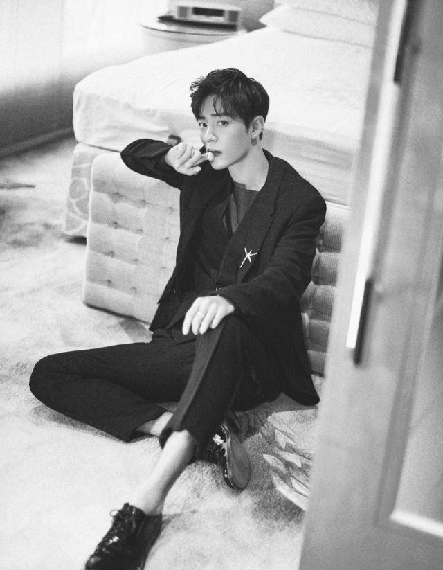 肖战没有选全黑的西装,而是选择了黑灰的拼接,裤子也是九分的,更加