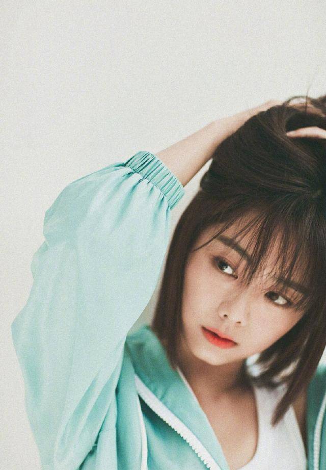 谭松韵波波头造型真减龄!