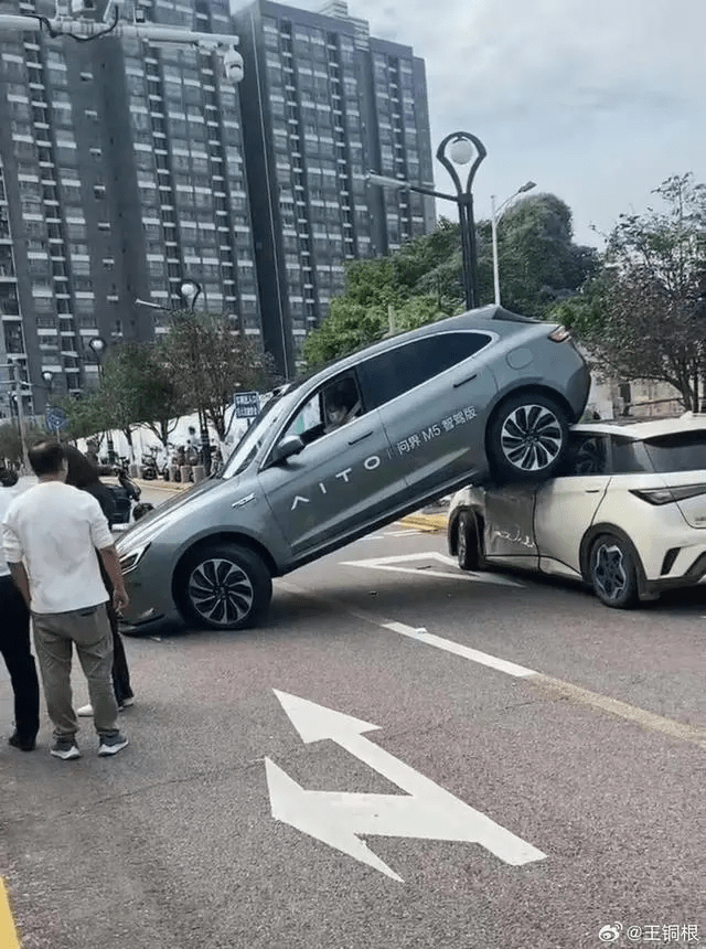 余承东回应问界m5倒车撞上比亚迪:客户误踩油门_搜狐汽车_搜狐网