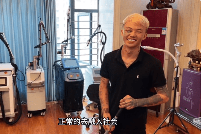 还记得这个满脸纹身的四川少年吗?