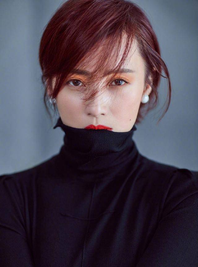 蒋勤勤身穿西服外套 连体裤,气质出众不显老,网友:她有43岁吗_肤色