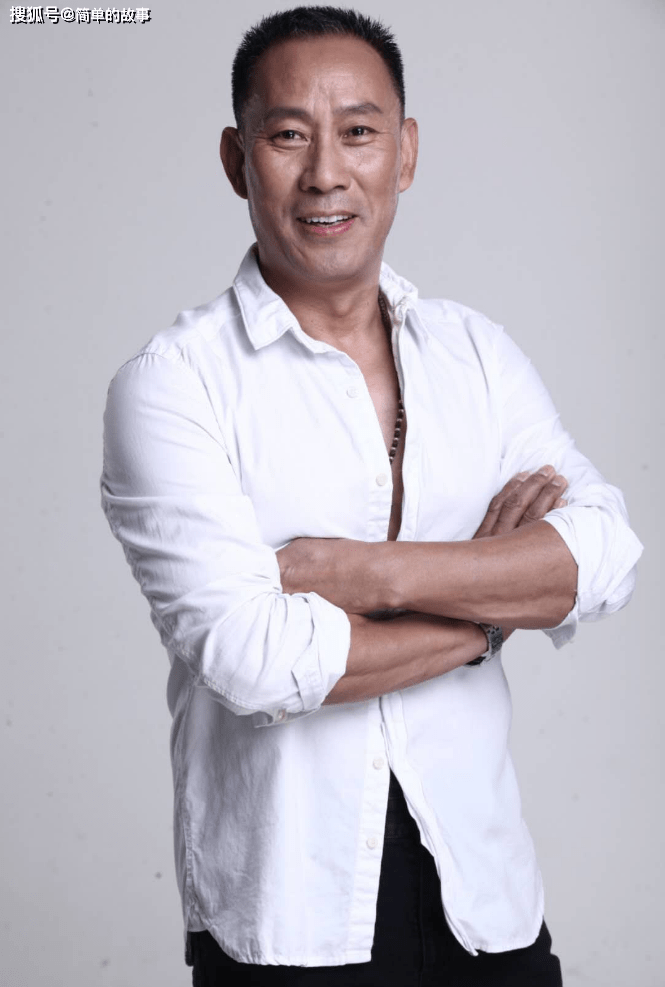 所以你看现在的他还是一身的肌肉,一米八的身材仍笔挺,吴京安还是吴京