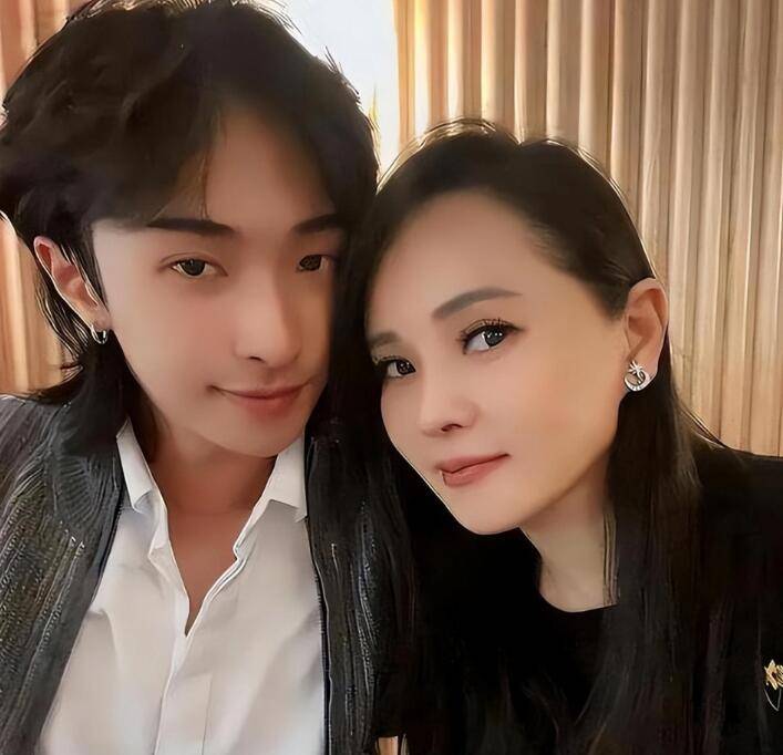 好优秀!伊能静自曝小哈利提前修完学分,从纽约大学导演系毕业_儿子_妈