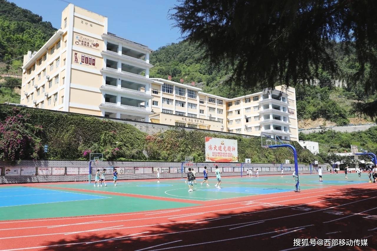 "盐津三中校长付宗亮说,"我们的目标是让更多大山里的孩子顺利升入