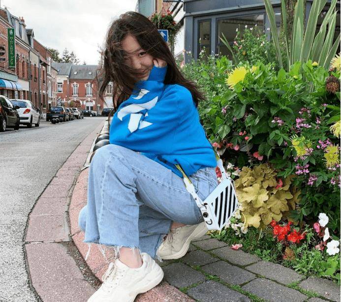 李嫣有王菲的气场,才16岁摆拍就很有范儿,就是头发挡嘴不自信!