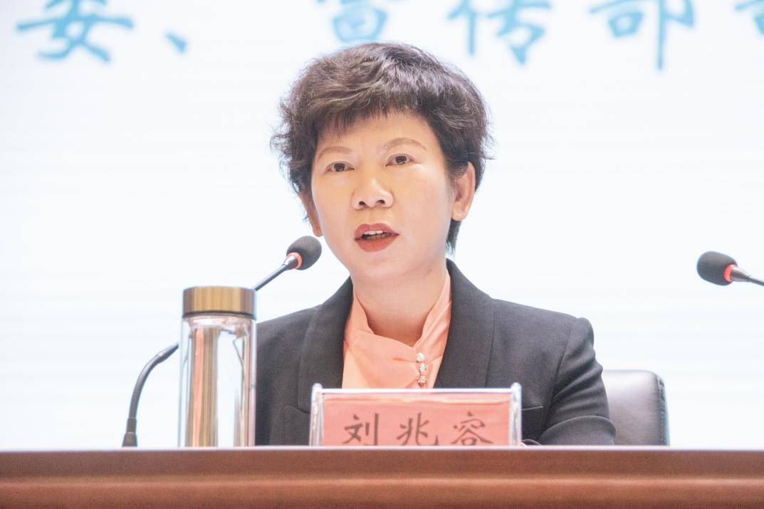 最后,郫都区区政府副区长周超毅对本次会议进行总结,她提出我们要重视