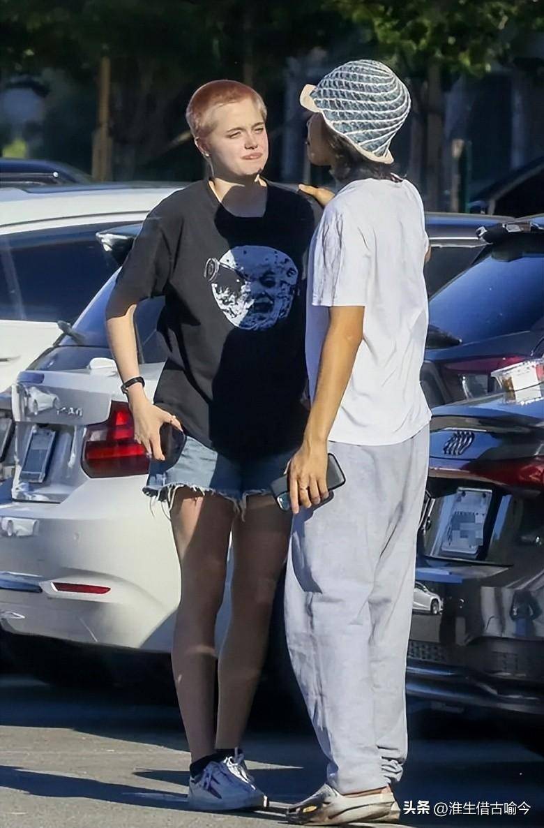 59岁皮特穿一身白衣像少年,好帅,女儿长得像他长发和剃寸头都美_机车