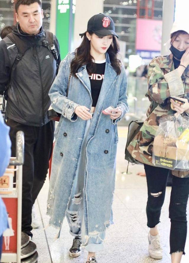 张雪迎剪波波头短发比关晓彤还美,身穿百褶连衣裙,居然意外走红_造型