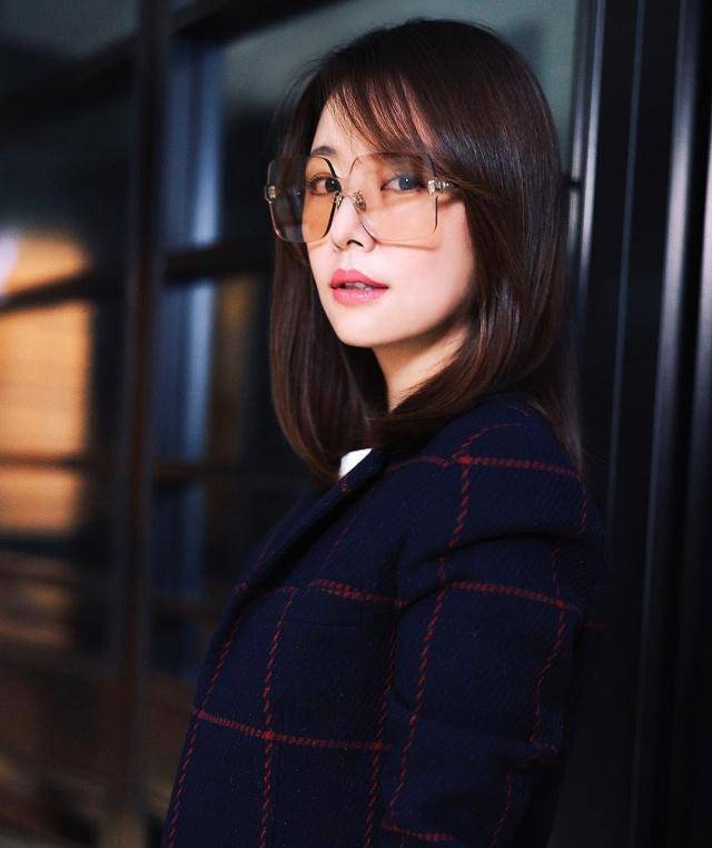 林心如看起来像22岁少女,中长发搭配格子西服,一点不像43岁辣妈_造型
